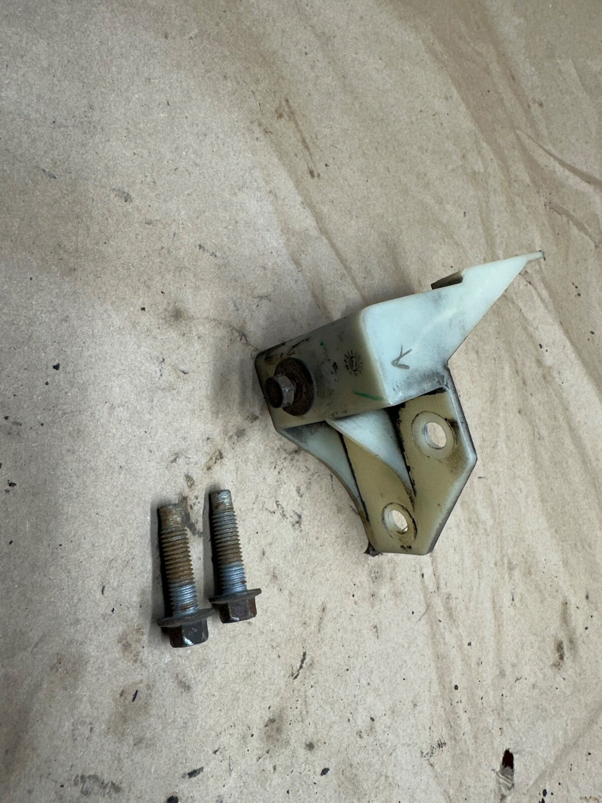 08-14 Ford Econoline E 150 250 350 Van Power Steering Reservoir Mounting Bracket