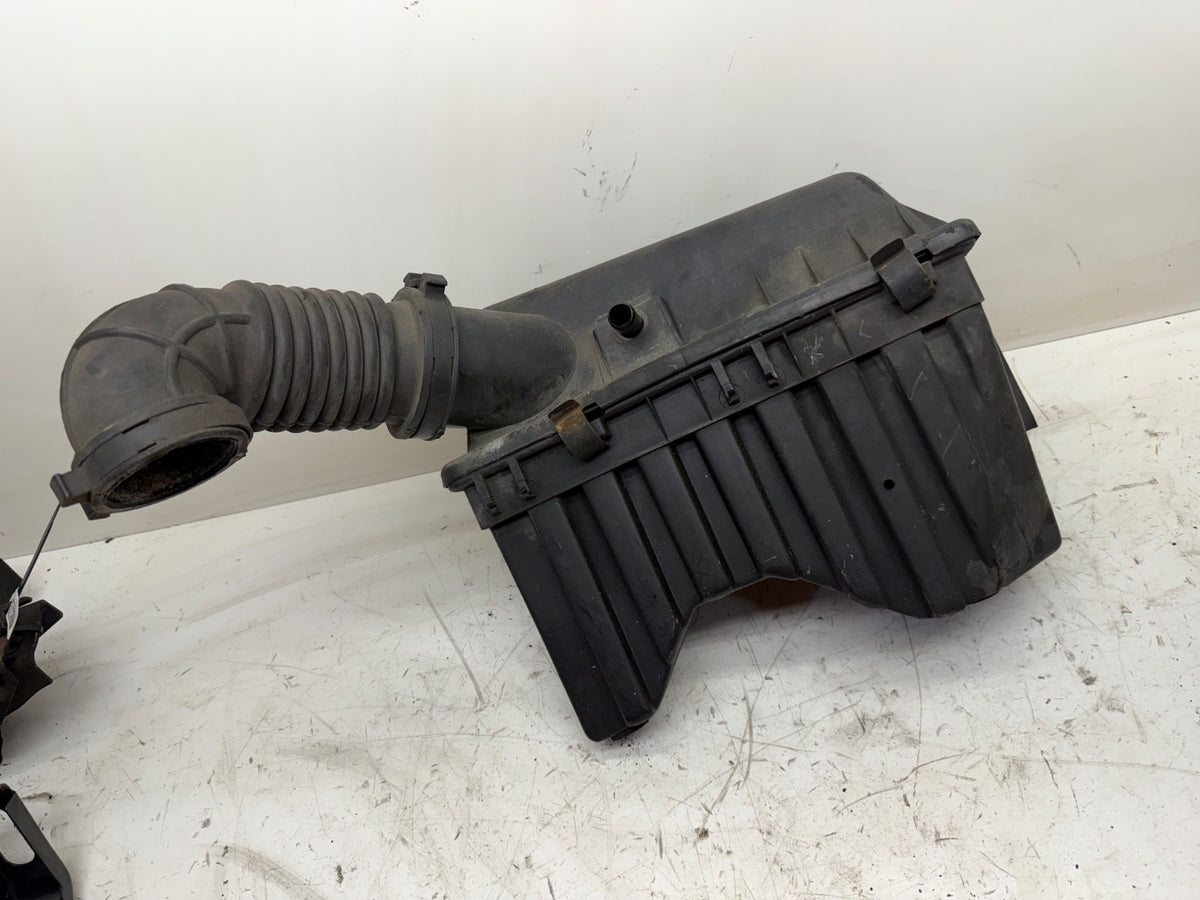 97-01 Jeep XJ Cherokee 4.0L 6cyl Engine Air Cleaner Filter Box Hose Assembly OEM