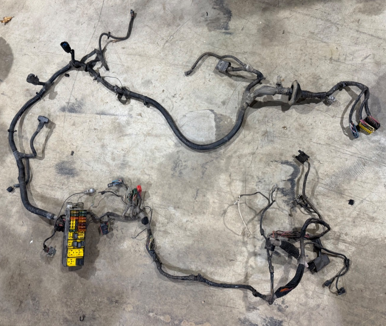 97 Jeep TJ Wrangler Fusebox Under Hood Fuse box Engine Wire Harness Block 97