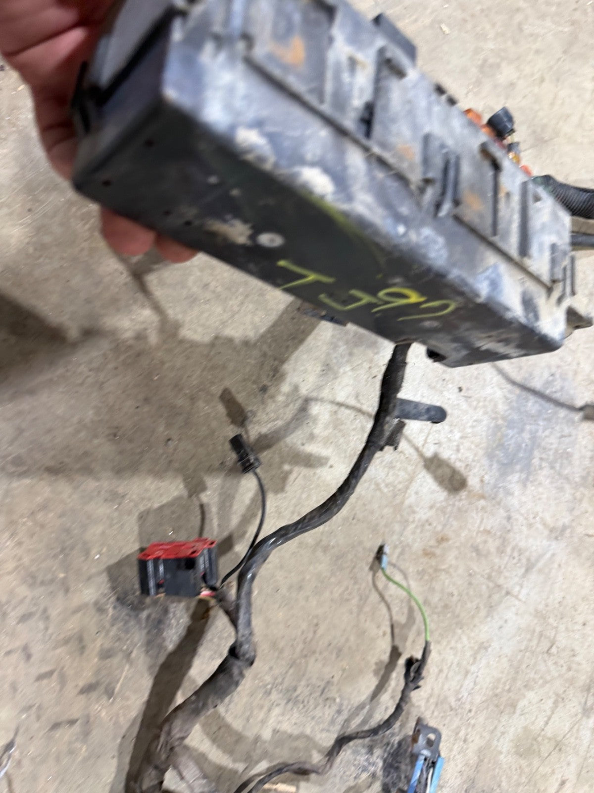97 Jeep TJ Wrangler Fusebox Under Hood Fuse box Engine Wire Harness Block 97