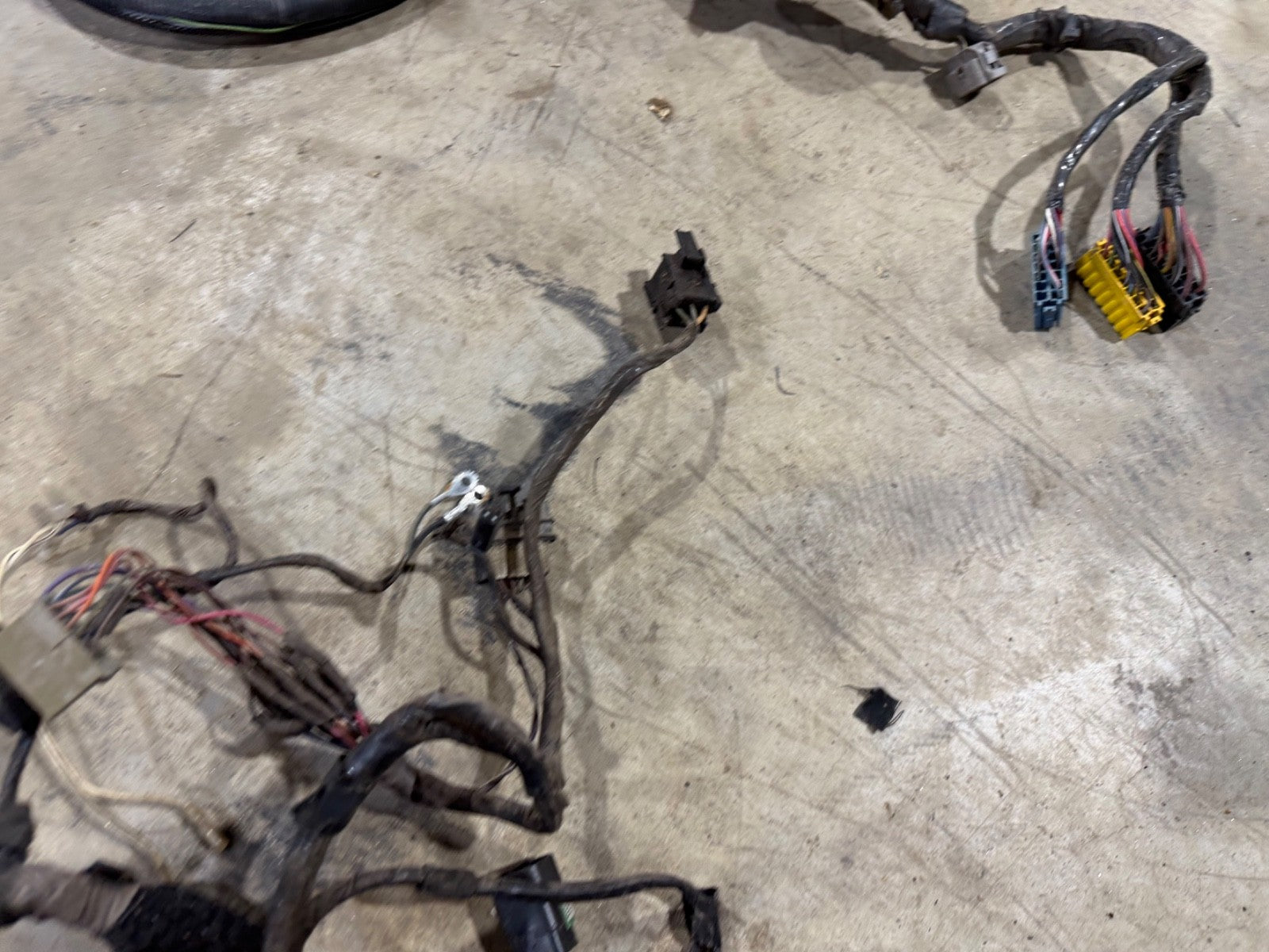 97 Jeep TJ Wrangler Fusebox Under Hood Fuse box Engine Wire Harness Block 97