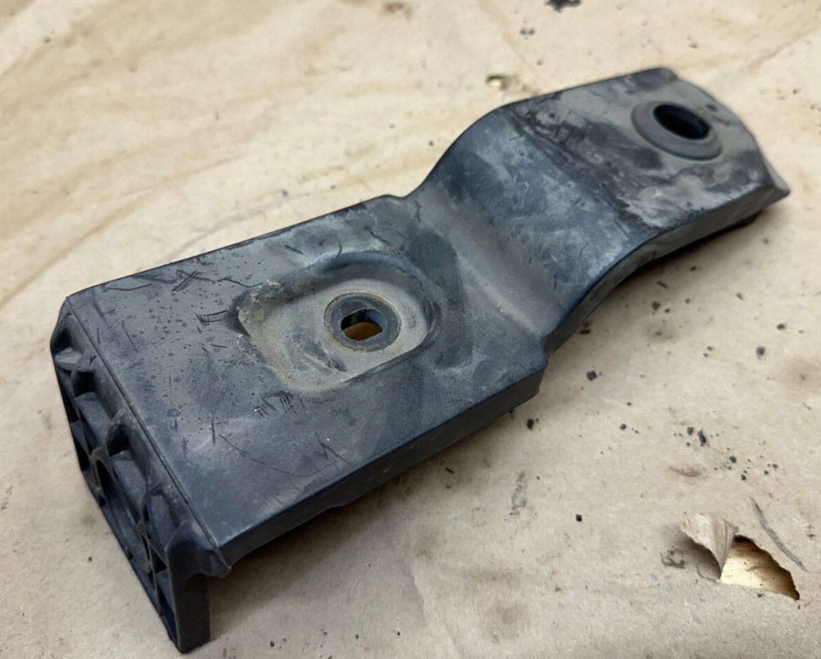 99-13 Ford E150 E250 E350 Radiator Top Right Bracket 6C24-8B359-AA Support OEM