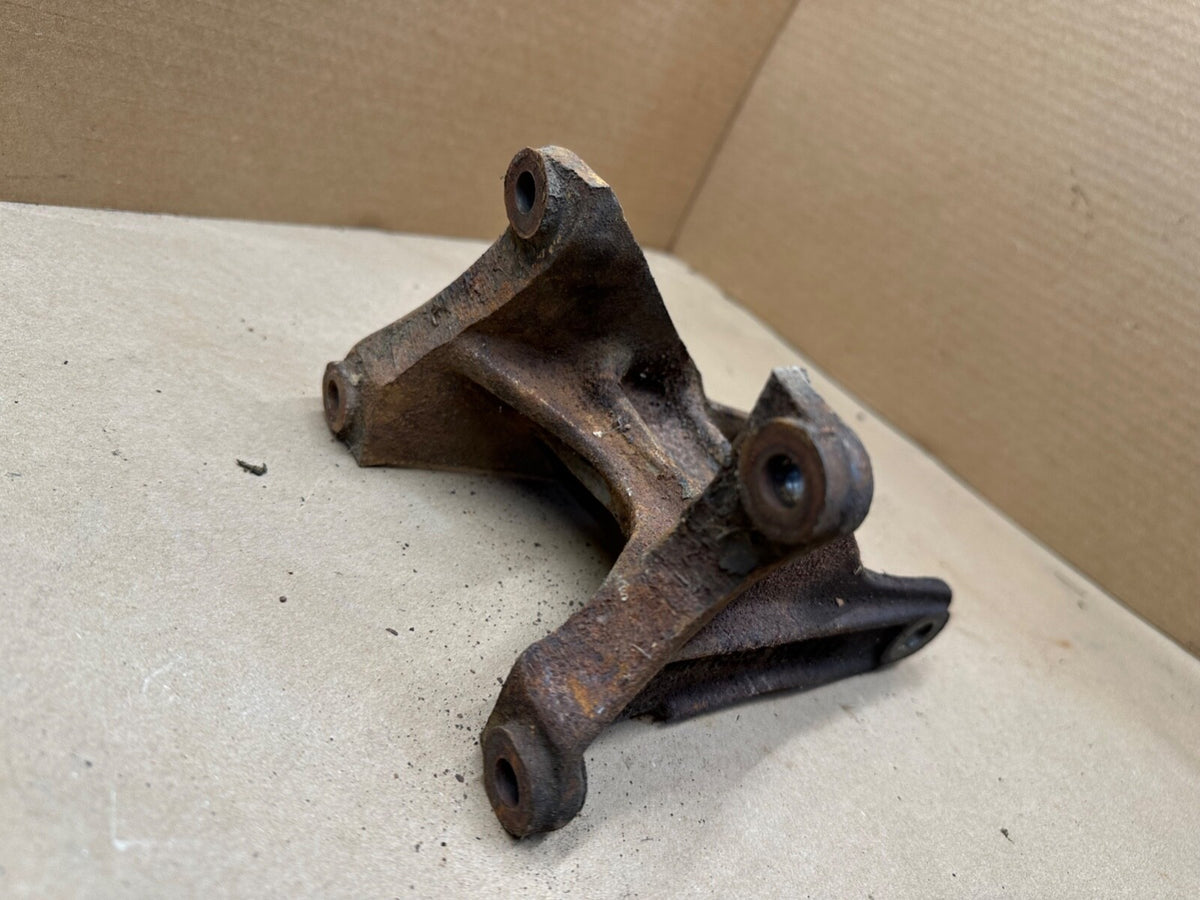 87-95 Jeep Wrangler YJ 2.5 4 Cyl Driver Side Motor Mount Bracket Left Engine OEM