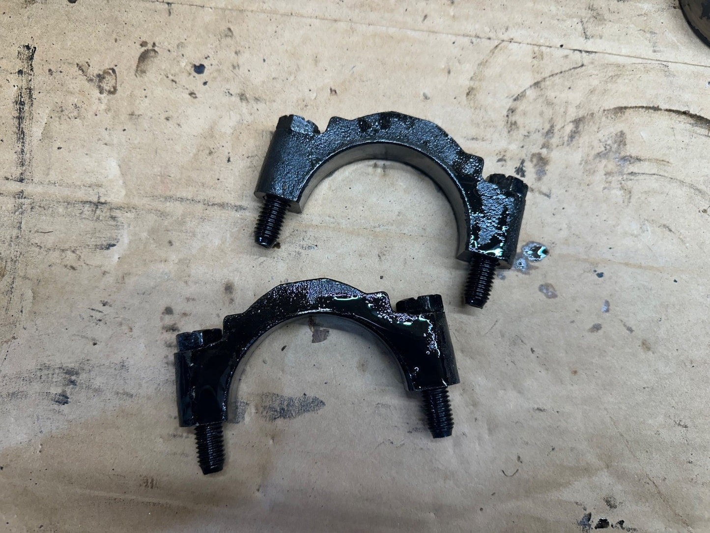 Ford Explorer Mustang 8.8 Axle Rear Bearing Cap & Bolts Carrier Differential OEM