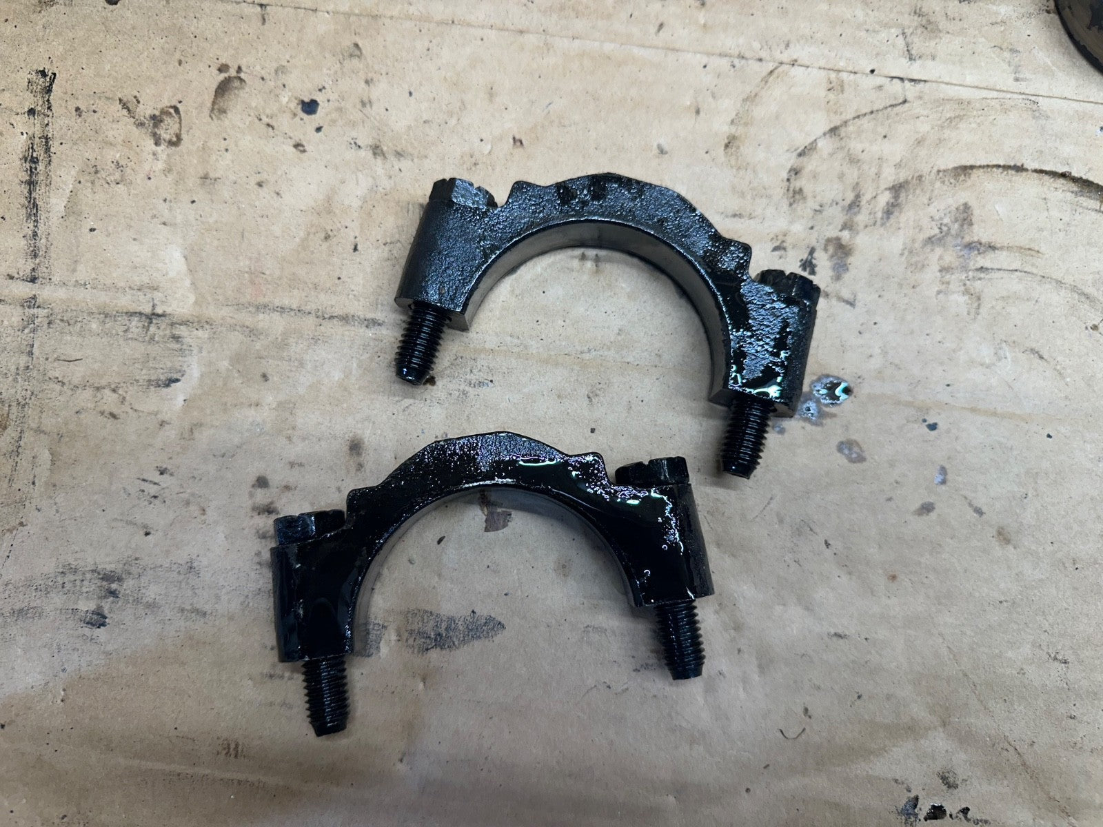 Ford Explorer Mustang 8.8 Axle Rear Bearing Cap & Bolts Carrier Differential OEM
