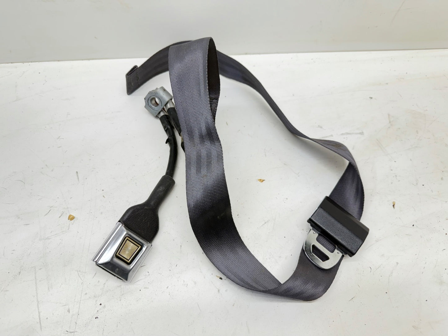 95 96 Jeep Cherokee Seat Belt Latch Center Lap Belt Right Passenger Side Rear OE