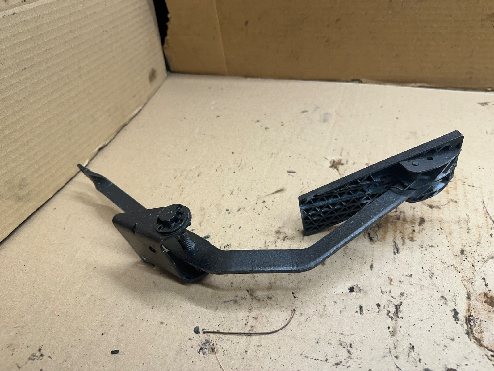 97-06 Jeep TJ Wrangler Gas Pedal Accelerator Lever Assembly Bracket 52078714 OEM