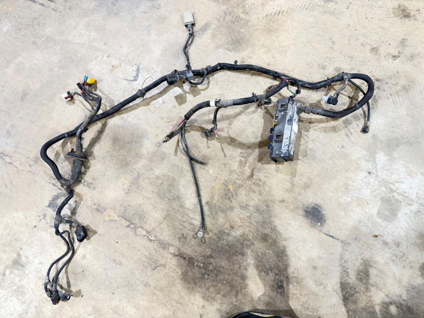 01 Jeep TJ Wrangler 4.0 2.5 L Engine Under Hood Fusebox Wire Harness 56010350AK