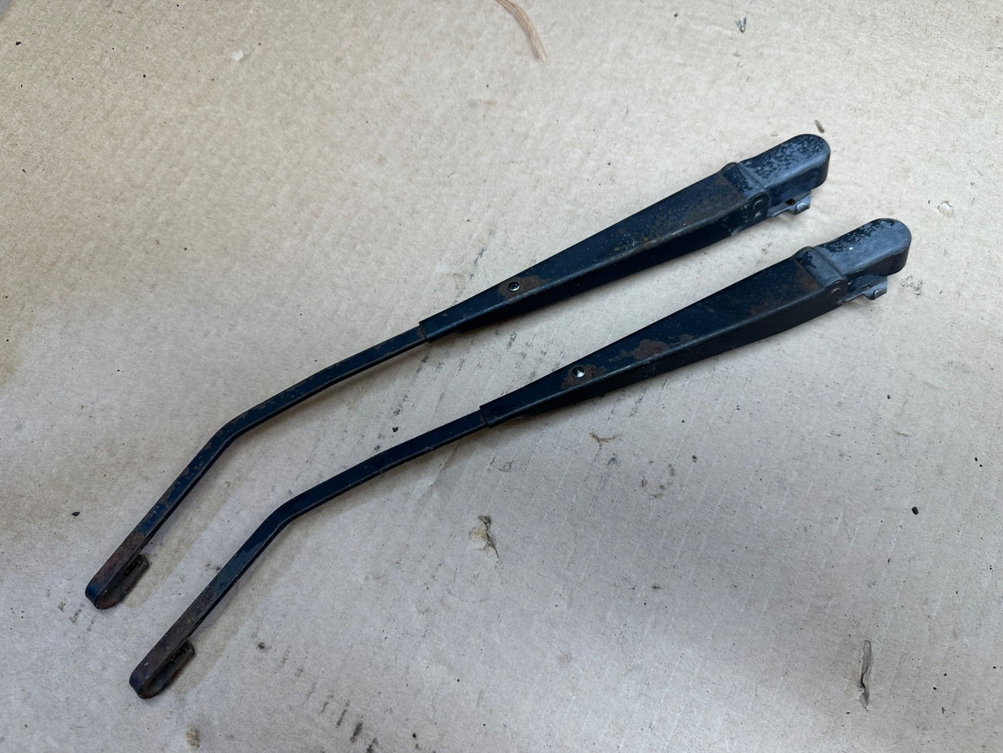 55155658 Pair Left & Right Windshield Wiper Arms NICE 97-06 Jeep TJ Wrangler OEM