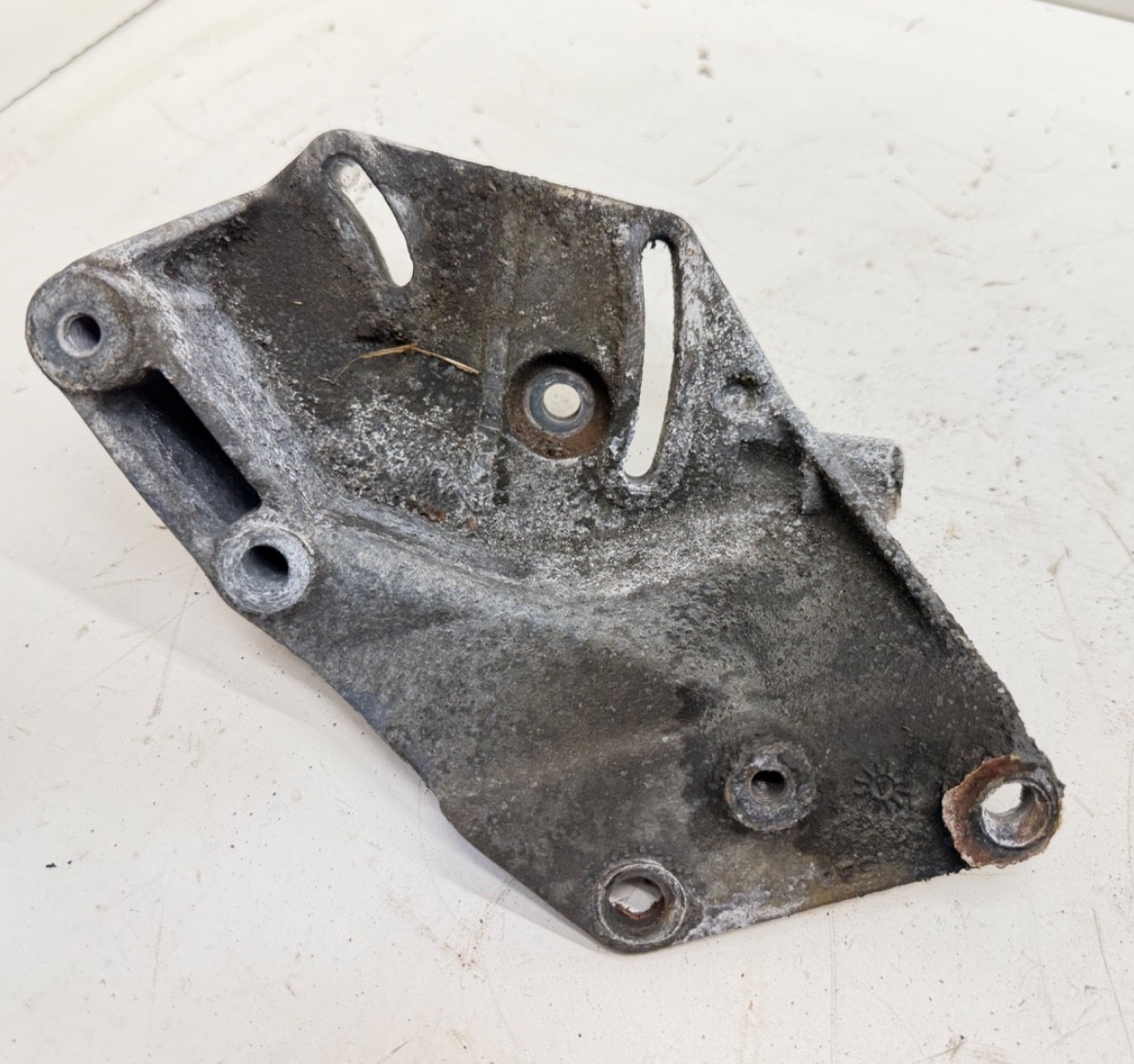 Jeep Wrangler YJ 91-95 4.0L 2.5L Power Steering Pump Engine Bracket Mount OEM
