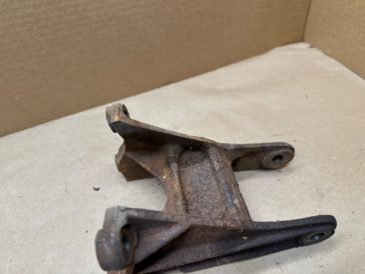 87-95 Jeep Wrangler YJ 2.5 4 Cyl Driver Side Motor Mount Bracket Left Engine OEM