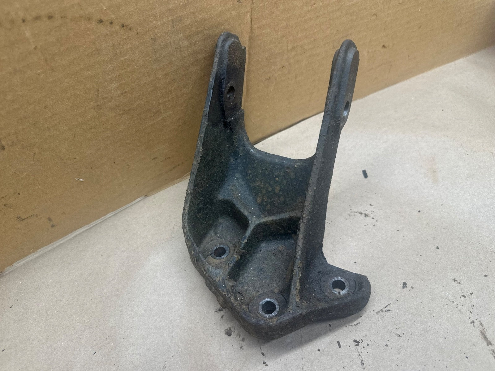 87-98 Jeep Wrangler YJ TJ Engine Mount Bracket Driver Side Cherokee XJ Left 4.0L