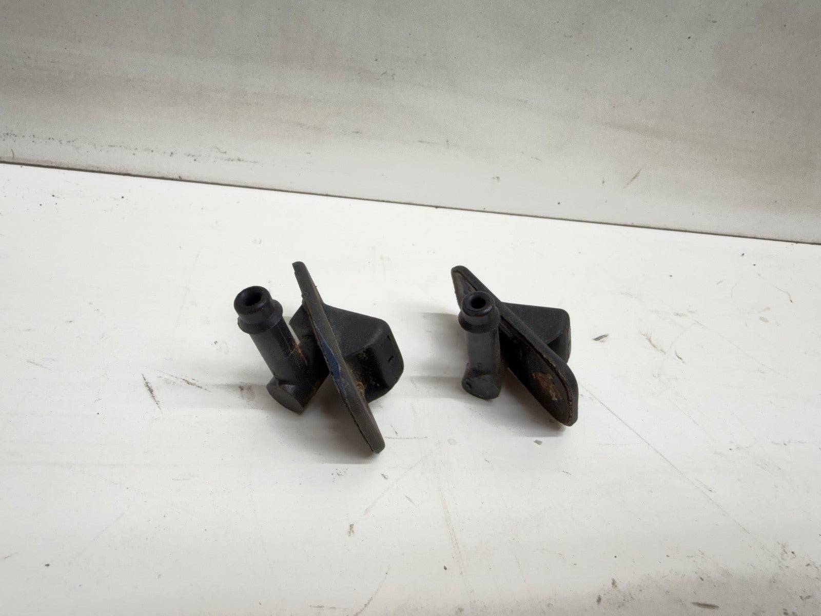 Jeep Wrangler YJ 87-95 Windshield Washer Nozzle Spray Squirter Set Sprayer OEM