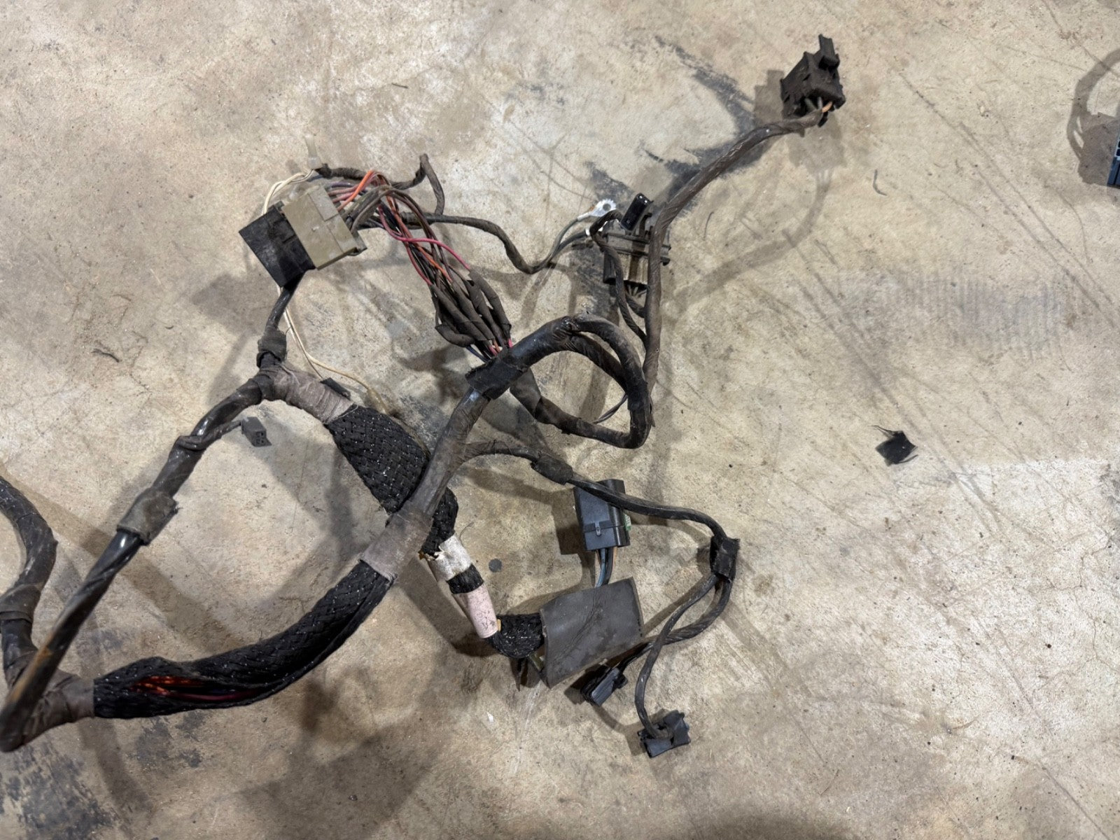 97 Jeep TJ Wrangler Fusebox Under Hood Fuse box Engine Wire Harness Block 97