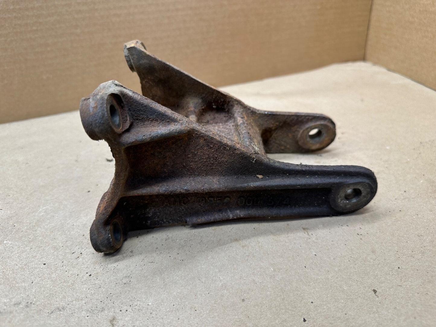 87-95 Jeep Wrangler YJ 2.5 4 Cyl Driver Side Motor Mount Bracket Left Engine OEM