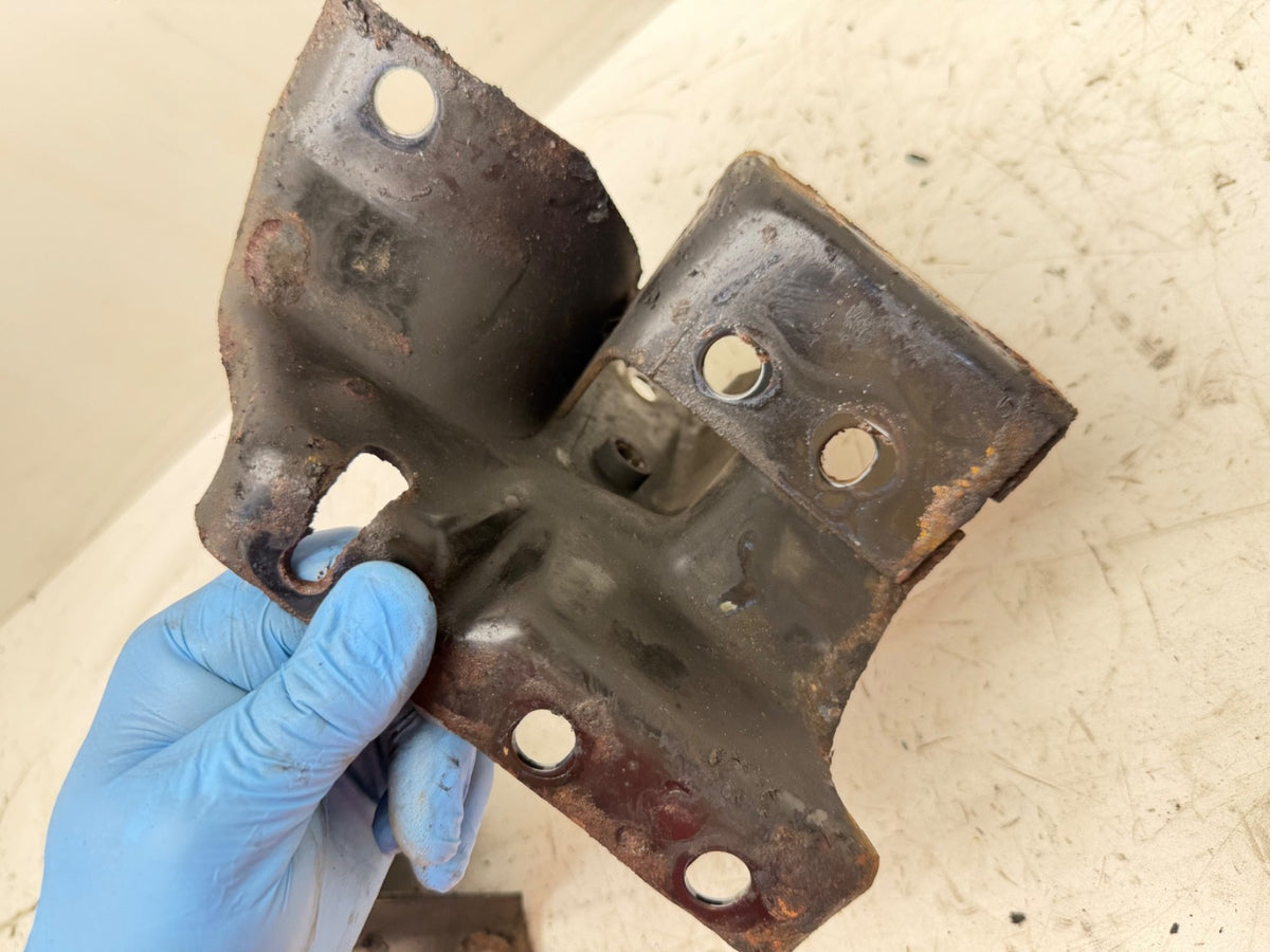 Jeep Cherokee XJ 97-01 4.0L 6 Cylinder Frame Side Engine Motor Mount Bracket OEM
