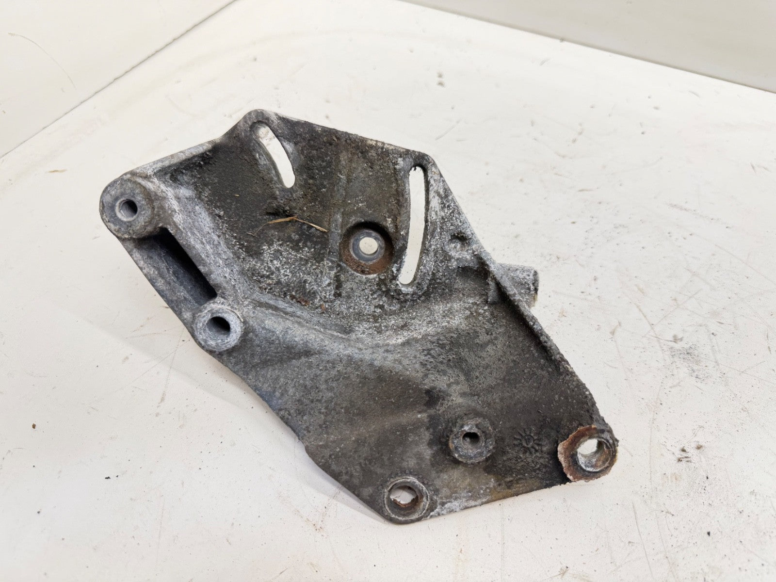 Jeep Wrangler YJ 91-95 4.0L 2.5L Power Steering Pump Engine Bracket Mount OEM