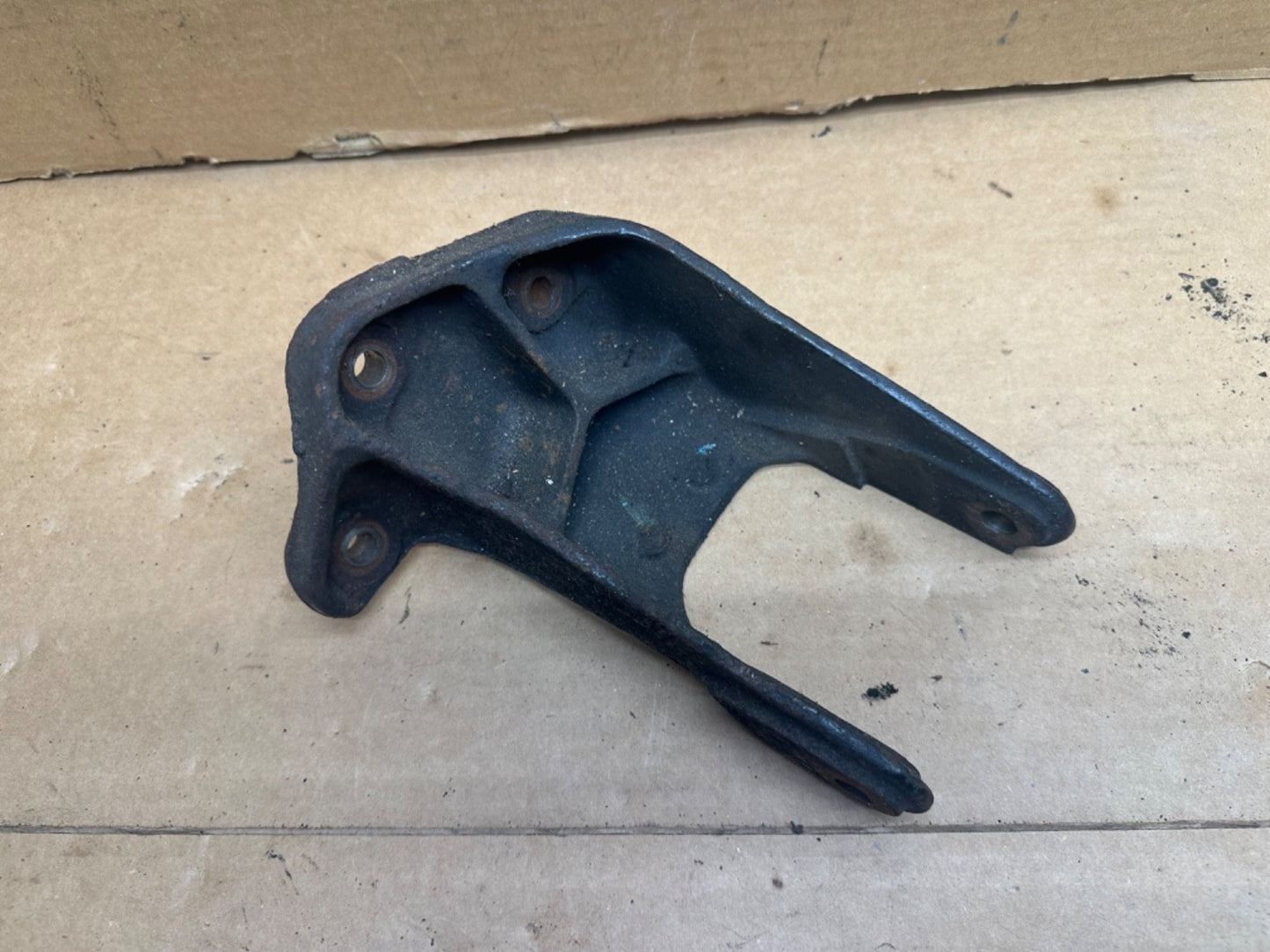 87-98 Jeep Wrangler YJ TJ Engine Mount Bracket Driver Side 8952002441 Left 4.0L