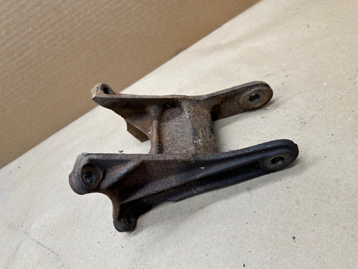 87-95 Jeep Wrangler YJ 2.5 4 Cyl Driver Side Motor Mount Bracket Left Engine OEM