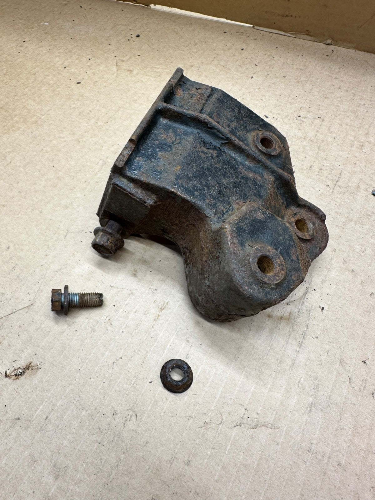 00-06 TJ Jeep Wrangler 4.0 Engine Motor Mount Bracket Left Drivers 52059284AC OE