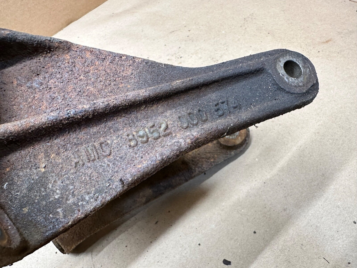 87-95 Jeep Wrangler YJ 2.5 4 Cyl Driver Side Motor Mount Bracket Left Engine OEM
