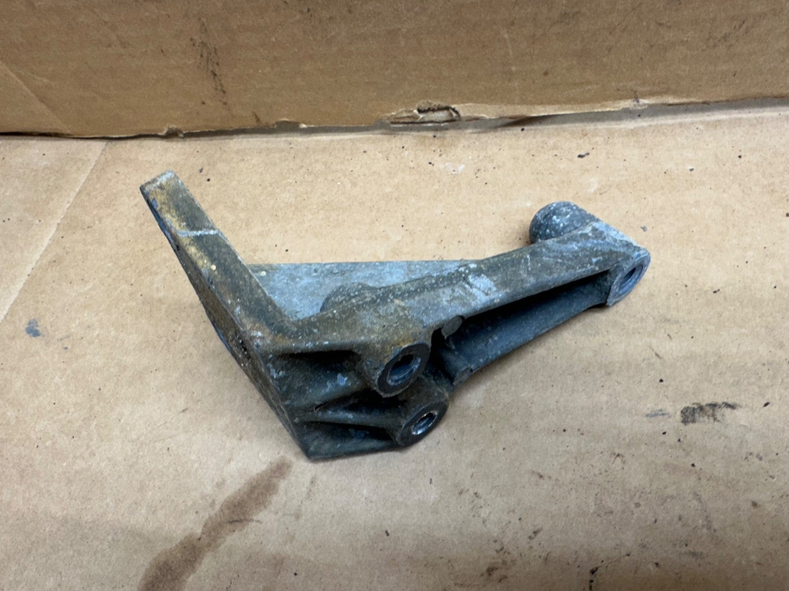 91-99 Jeep Wrangler YJ TJ 4.0L 6Cyl Alternator Lower Bracket OEM 53007607 Mount
