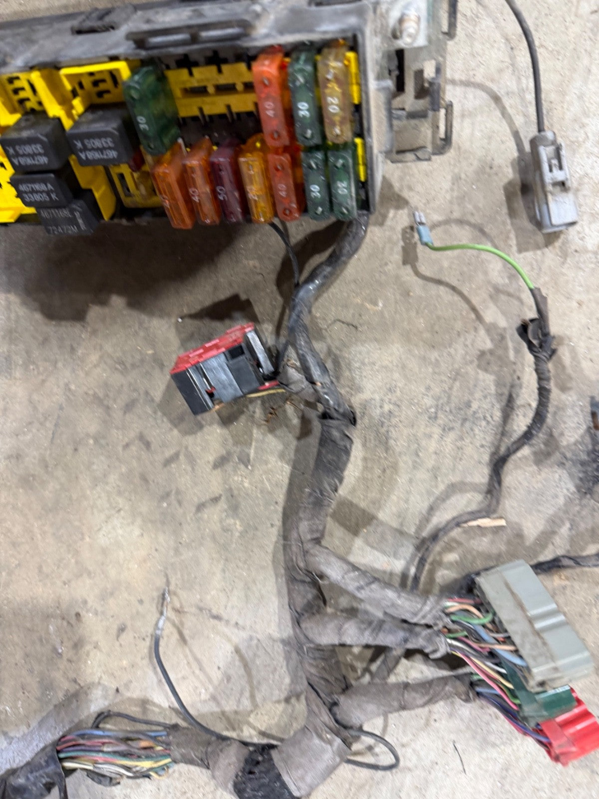 97 Jeep TJ Wrangler Fusebox Under Hood Fuse box Engine Wire Harness Block 97