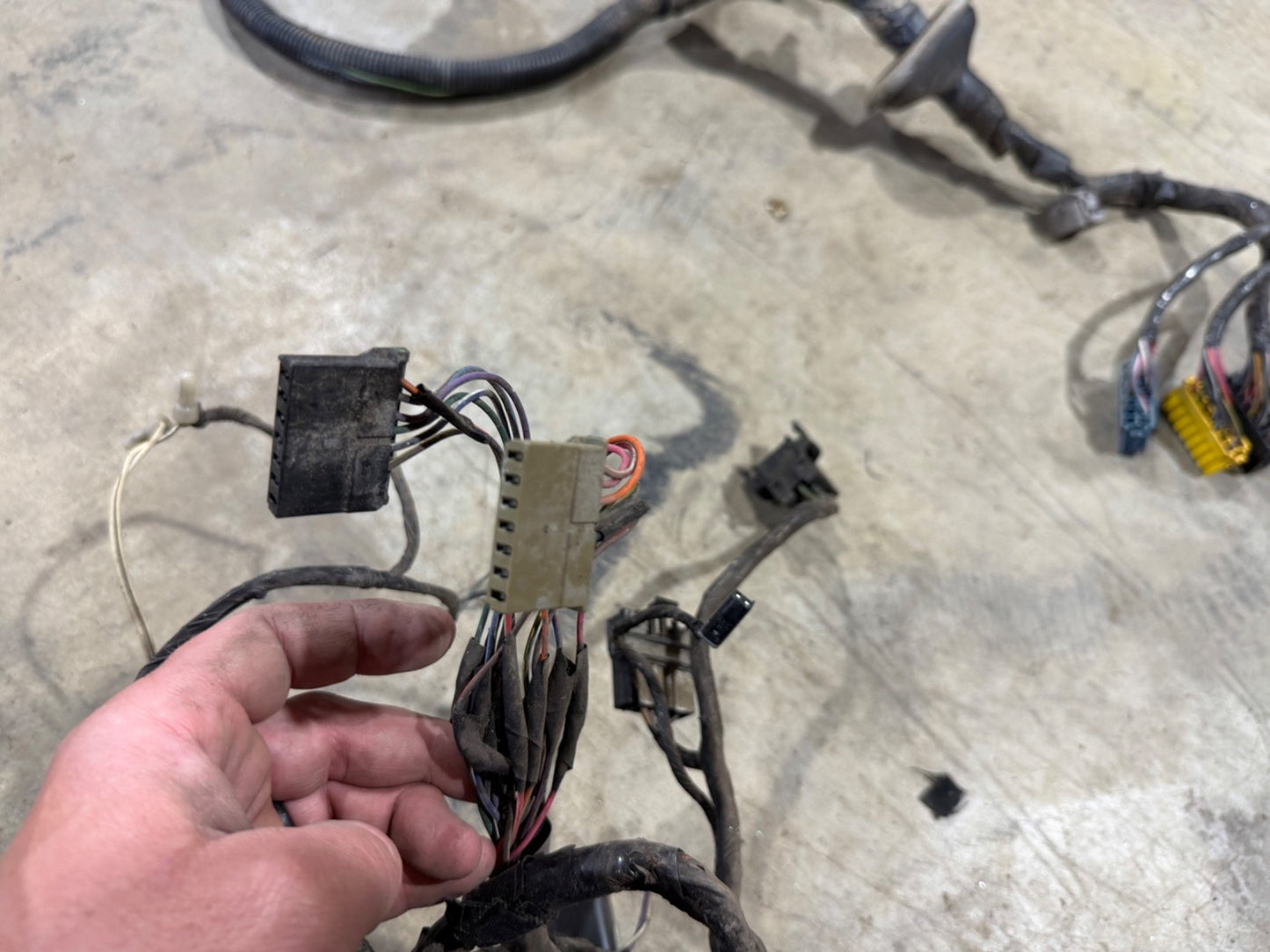 97 Jeep TJ Wrangler Fusebox Under Hood Fuse box Engine Wire Harness Block 97