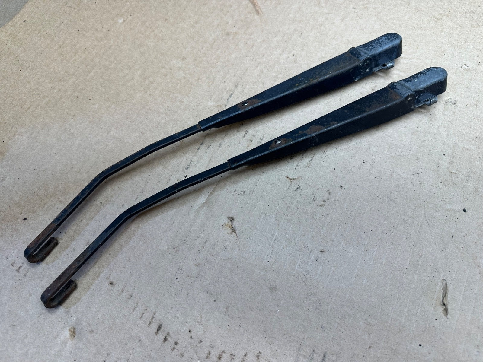 55155658 Pair Left & Right Windshield Wiper Arms NICE 97-06 Jeep TJ Wrangler OEM