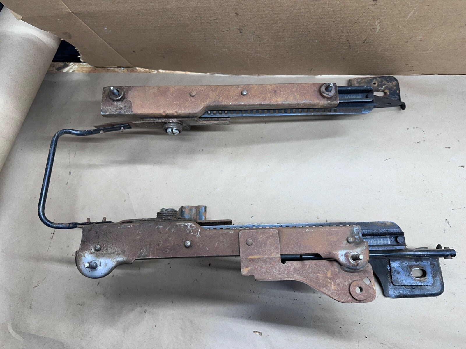 96-01 Jeep Cherokee XJ Front Passenger Seat Track Slider Riser Bracket Right