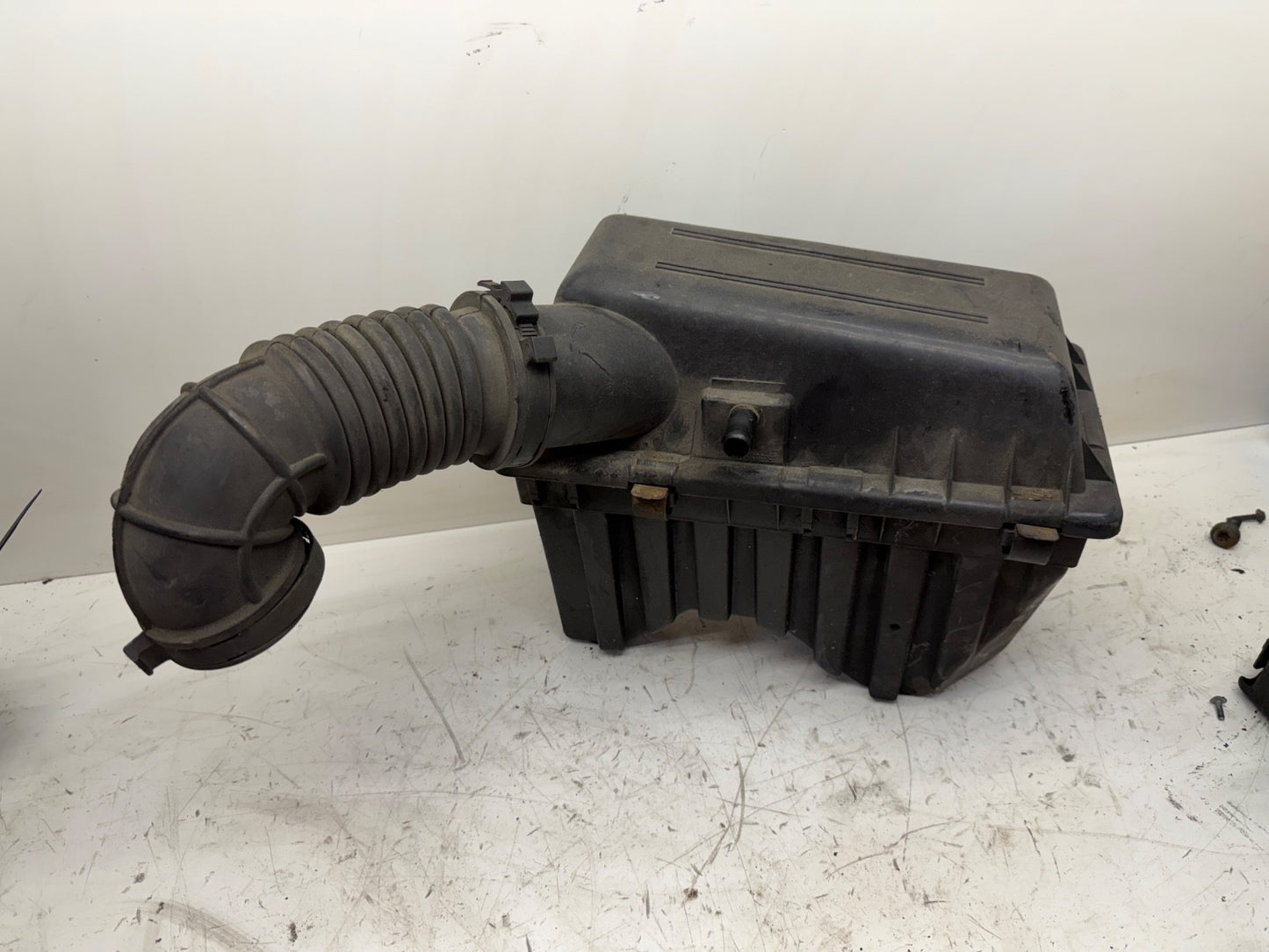 97-01 Jeep XJ Cherokee 4.0L 6cyl Engine Air Cleaner Filter Box Hose Assembly OEM