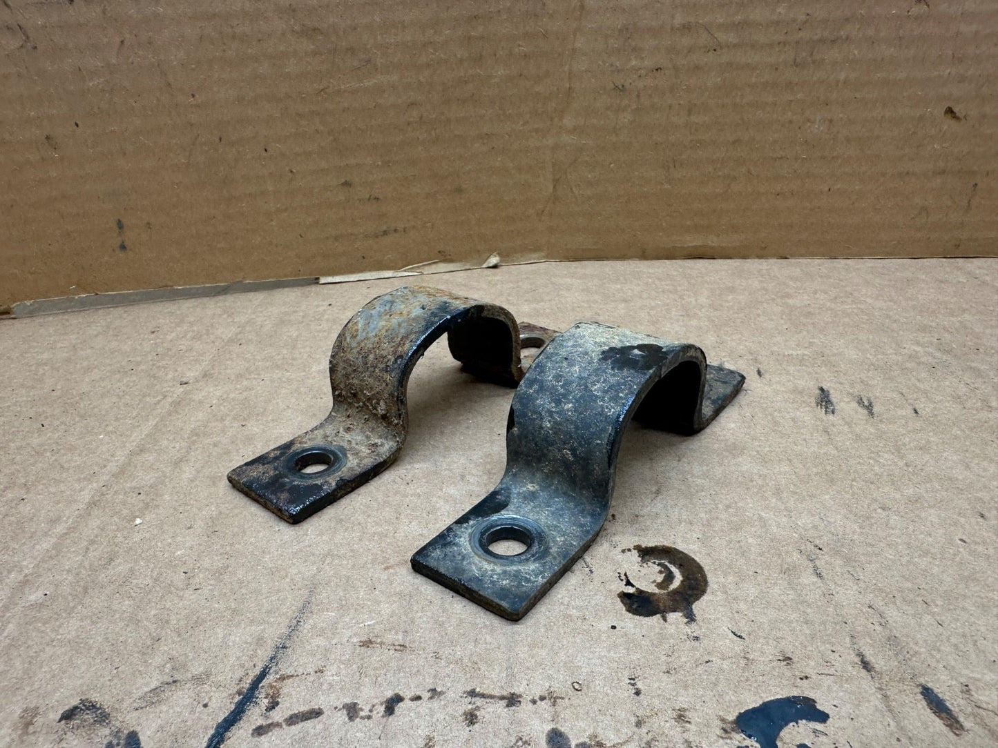 95-01 Ford Explorer 8.8 " Rear Sway Bar Stabilizer Bar Mounting Bracket Set OEM