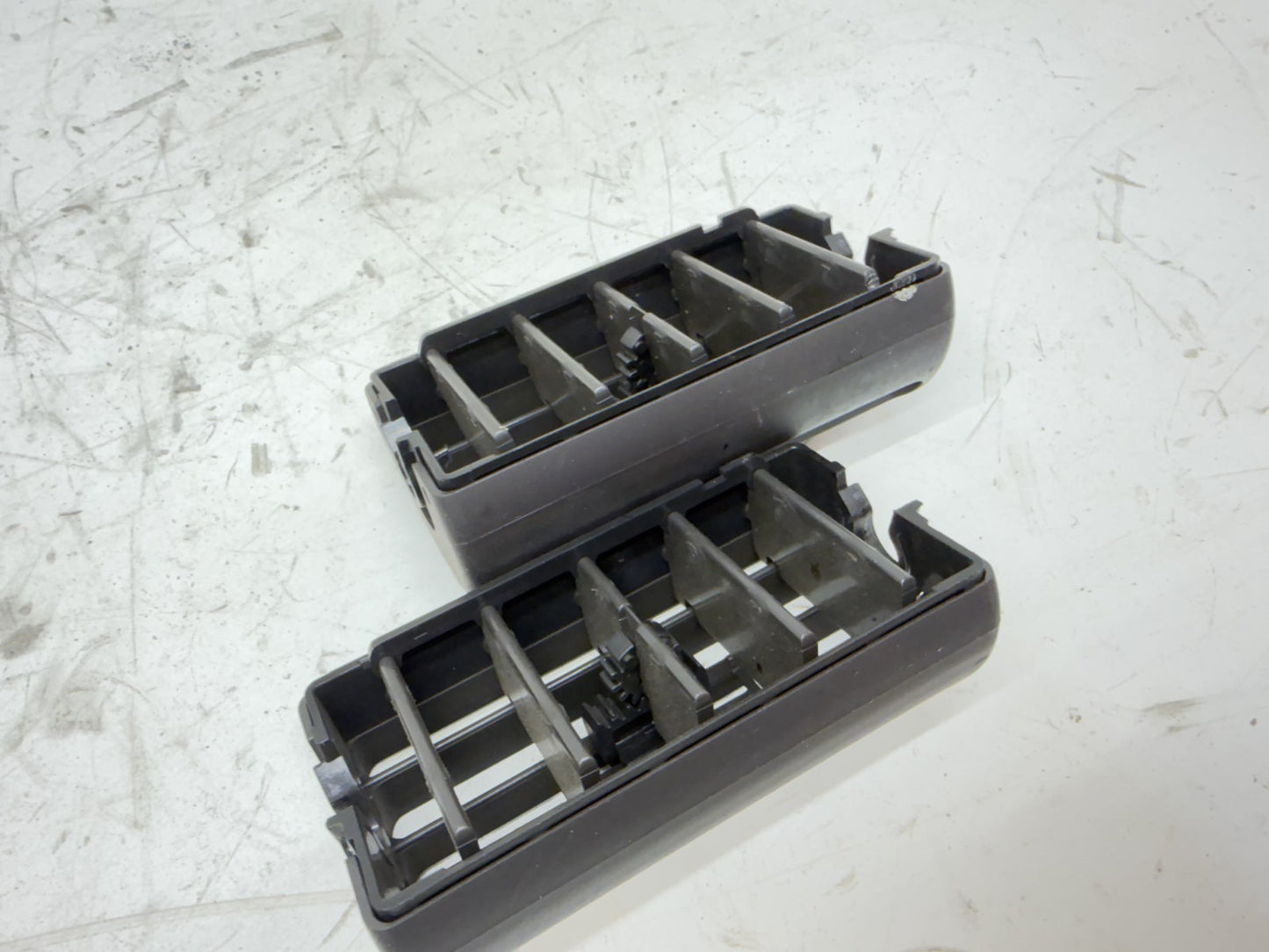 Jeep Cherokee XJ 97-01 OEM Pair Center Dash Vent Louver Outlet Insert Middle Gre