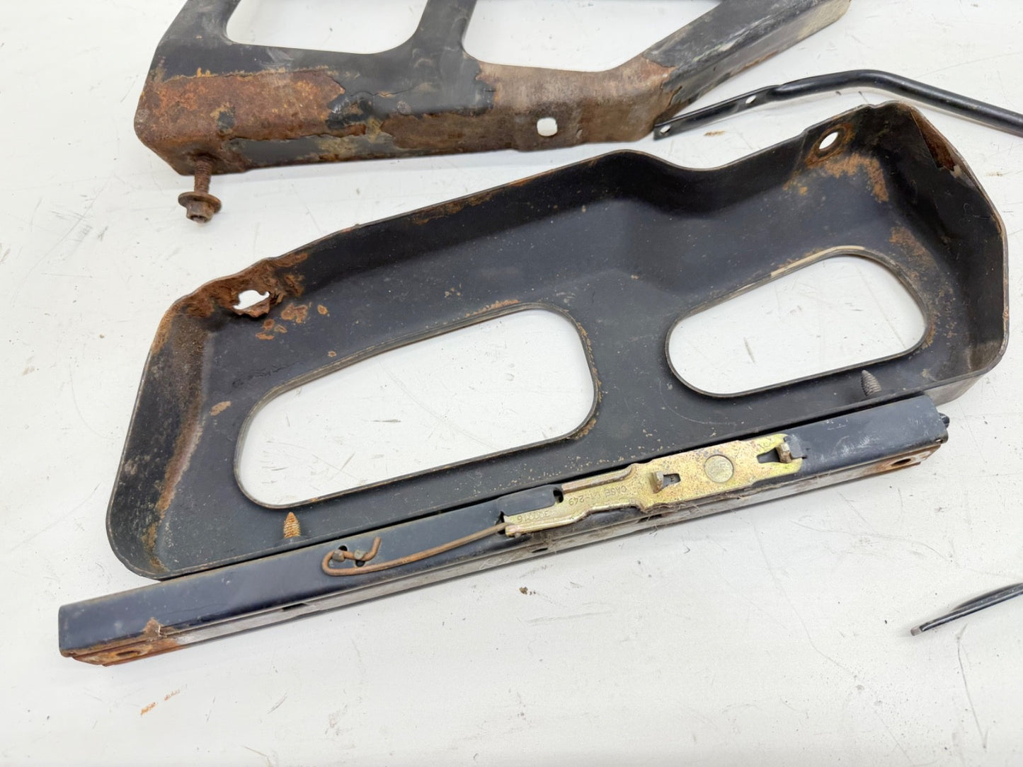 91-95 Driver Side Left Jeep Wrangler YJ Front SEAT MOUNT BRACKET Slider Mounting
