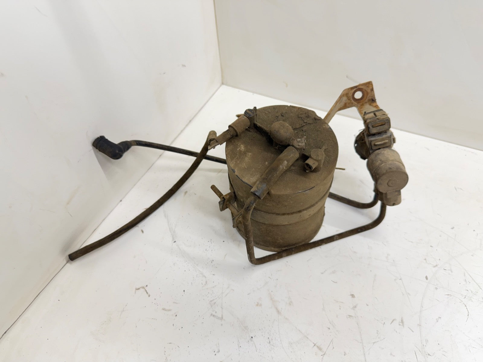 2.5 4.0 L Fuel Vapor Evap Canister Bracket Solenoid 97 Jeep TJ Wrangler Charcoal