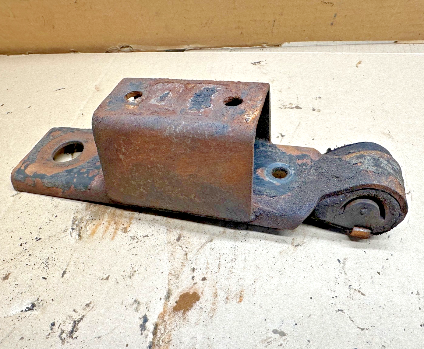 1987-1995 Jeep Wrangler YJ Automatic Transmission Mount Bracket 2.5 4.0 4.2