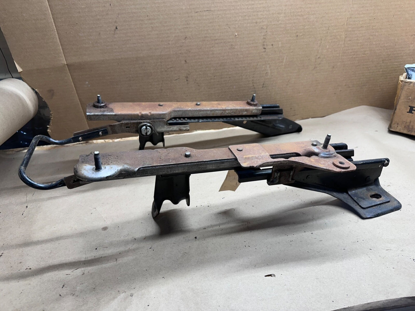 96-01 Jeep Cherokee XJ Front Passenger Seat Track Slider Riser Bracket Right