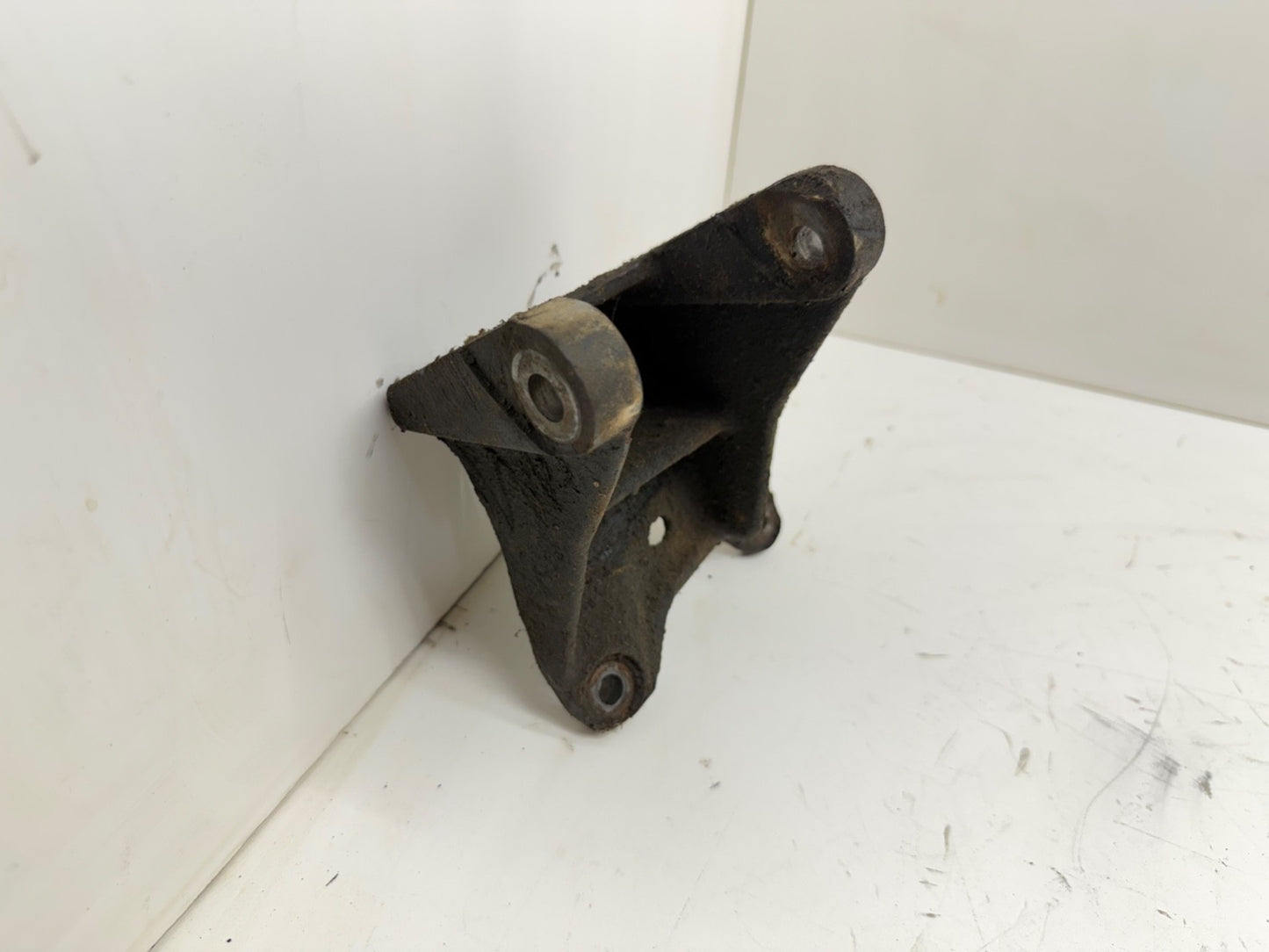 97-02 Jeep Wrangler TJ 2.5L 4cyl Right Passenger Motor Mount Bracket 52018696 OE