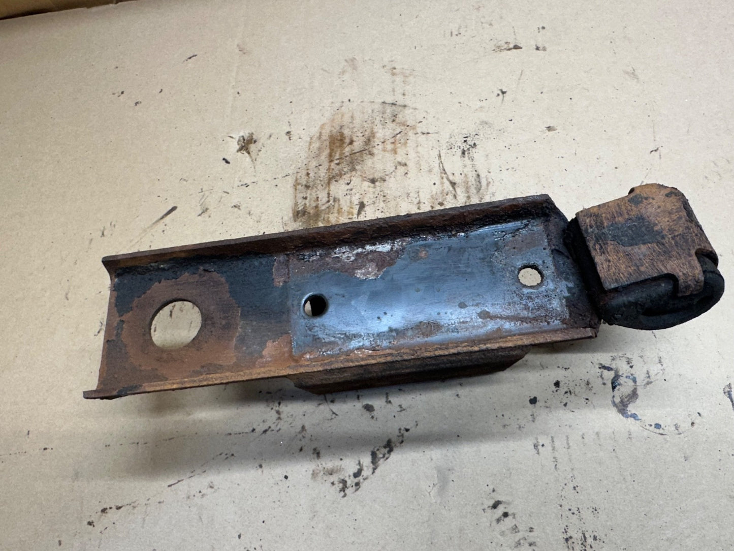 1987-1995 Jeep Wrangler YJ Automatic Transmission Mount Bracket 2.5 4.0 4.2