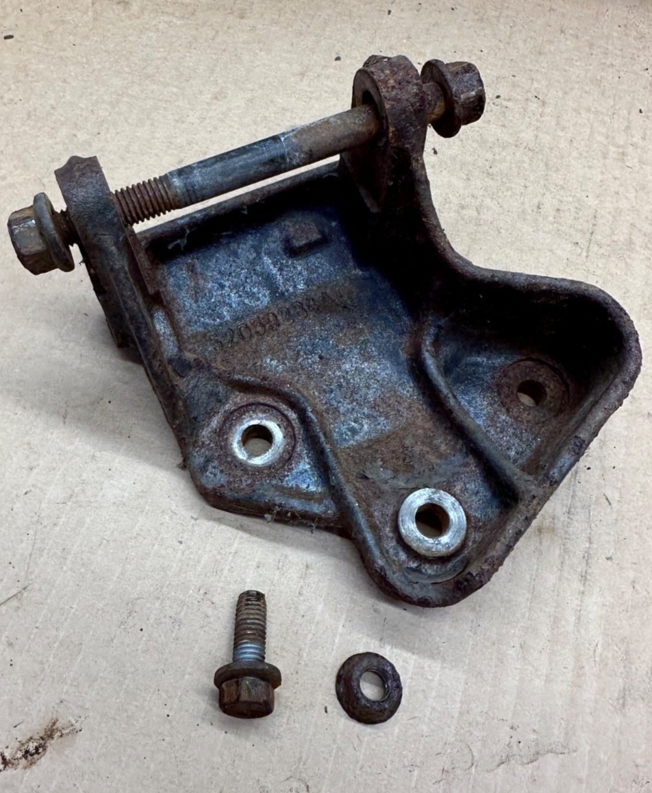 00-06 TJ Jeep Wrangler 4.0 Engine Motor Mount Bracket Left Drivers 52059284AC OE