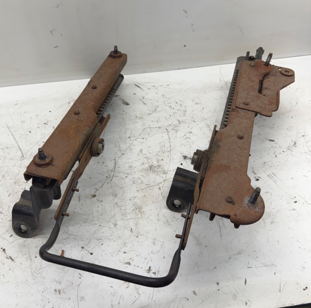 96-01 Jeep Cherokee XJ Front Passenger Seat Track Slider Riser Bracket Right