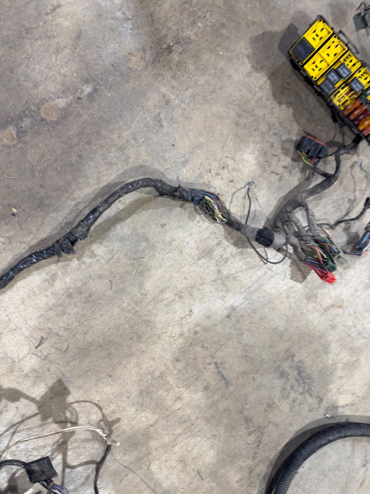 97 Jeep TJ Wrangler Fusebox Under Hood Fuse box Engine Wire Harness Block 97