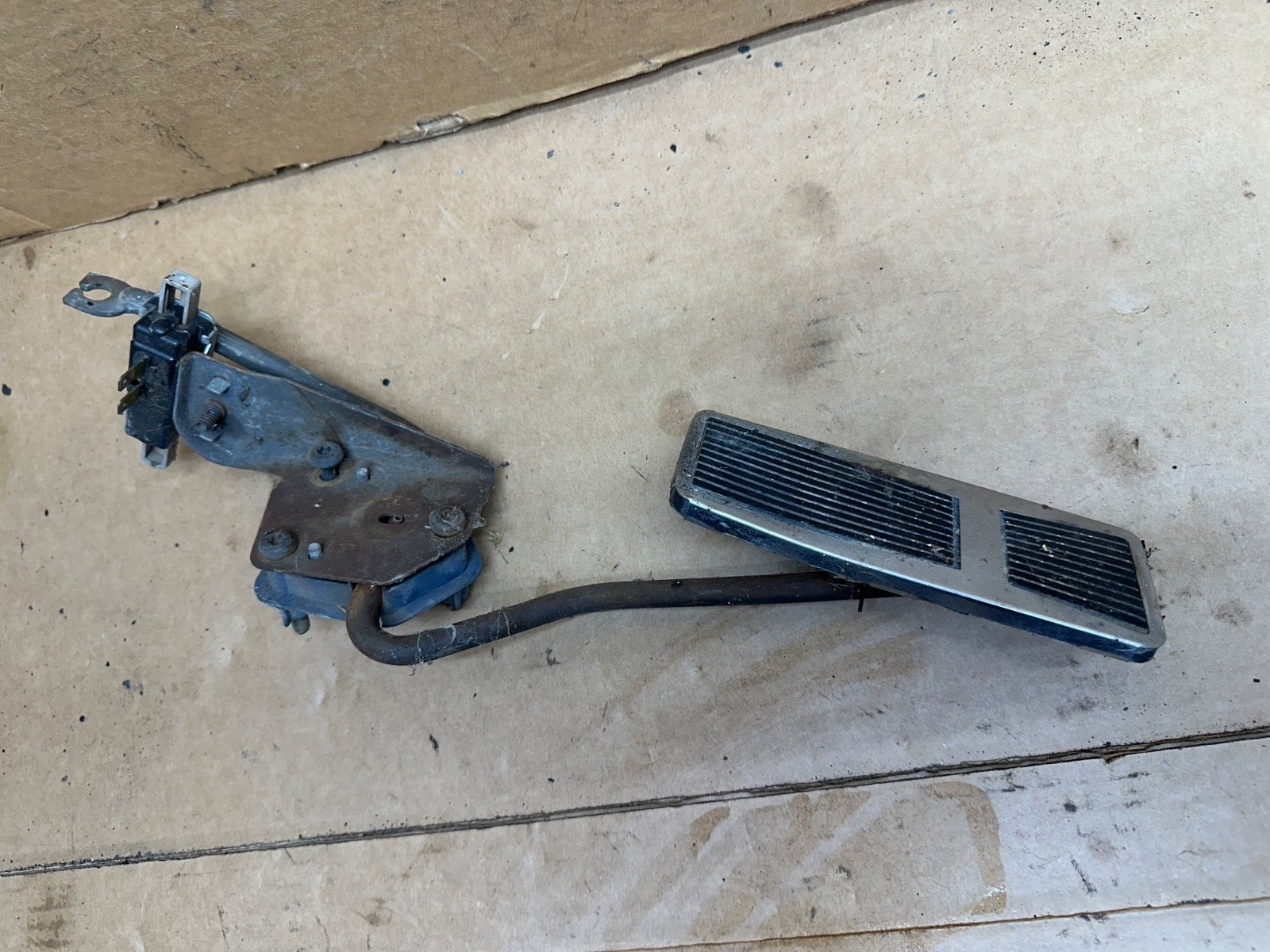 78-91 Jeep Wagoneer Accelerator Gas Pedal Throttle Petal FSJ Turbo 400 Switch OE