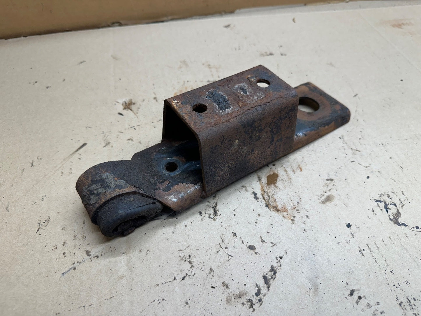 1987-1995 Jeep Wrangler YJ Automatic Transmission Mount Bracket 2.5 4.0 4.2