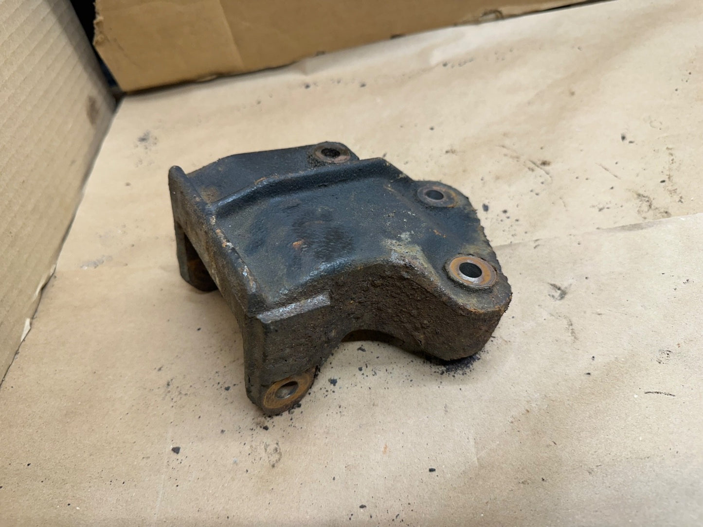 1987-90 Jeep Wrangler YJ Engine Mount Bracket Passenger Side - 8952002786 Right