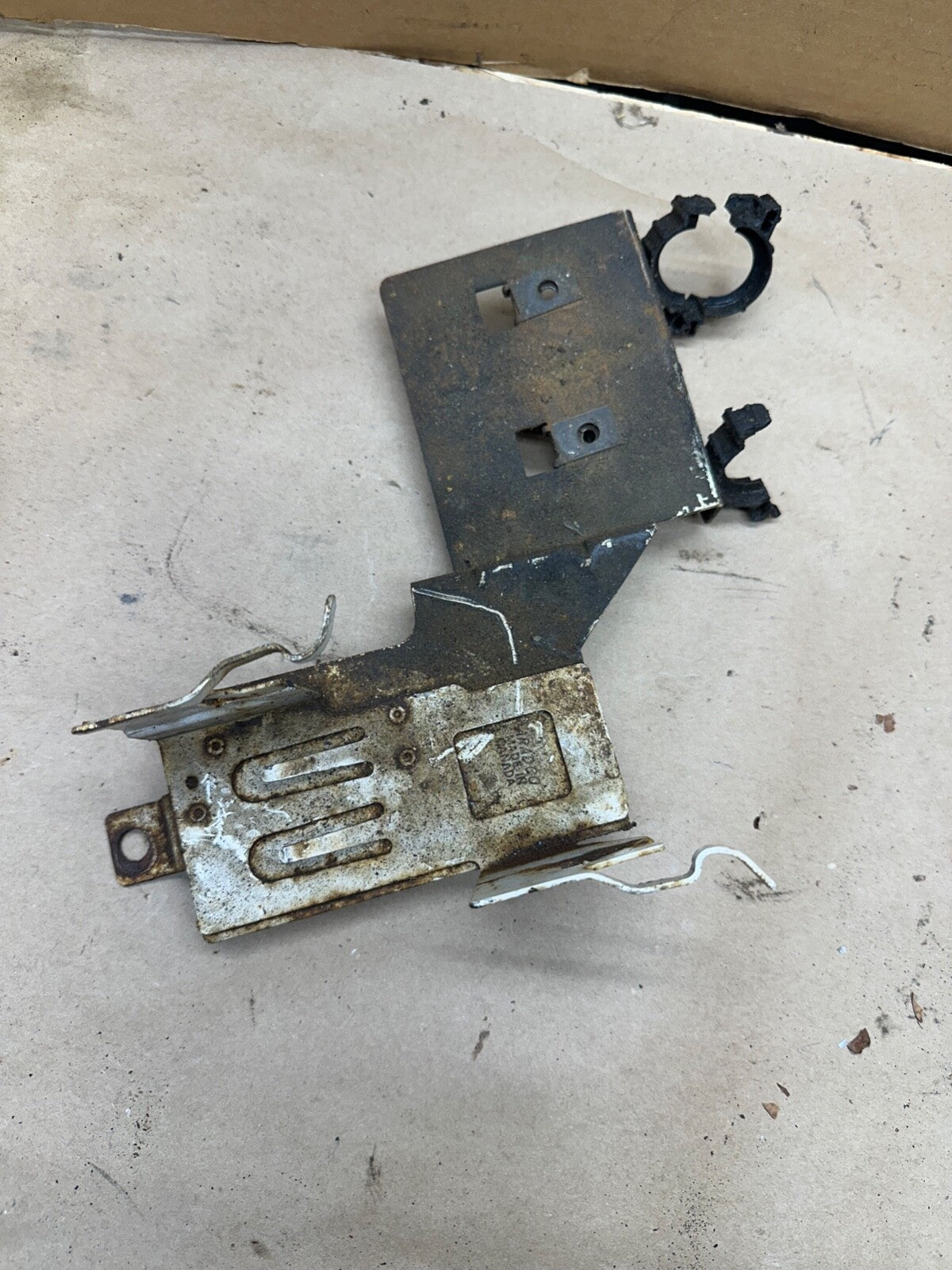 91-95 Jeep YJ Wrangler Under Hood Fuse Block Firewall Box Holder Mount OEM