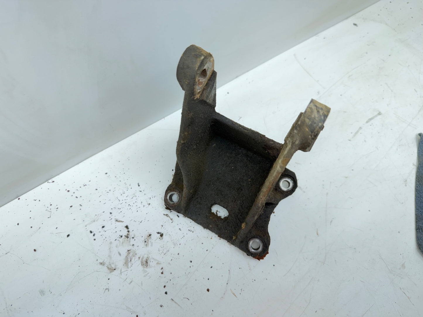 97-02 Jeep Wrangler TJ 2.5L 4cyl Driver Left Motor Mount Bracket 52018697