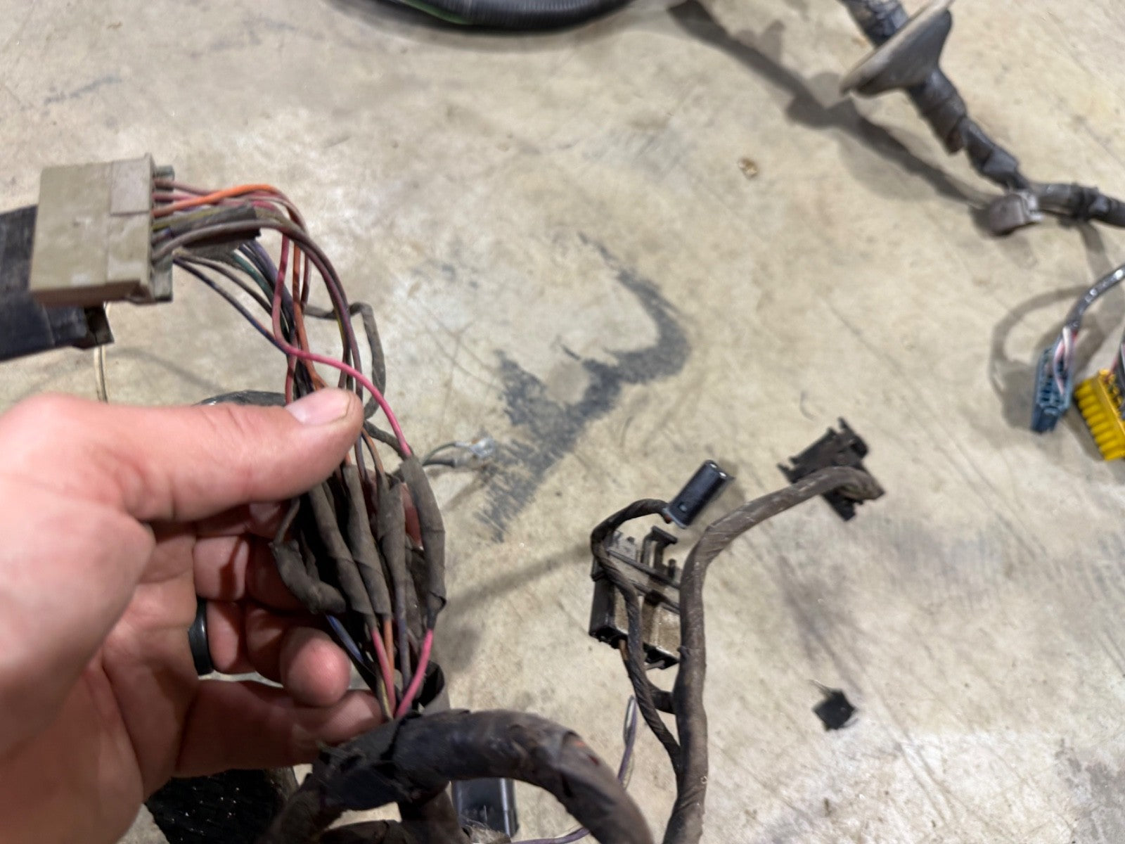 97 Jeep TJ Wrangler Fusebox Under Hood Fuse box Engine Wire Harness Block 97