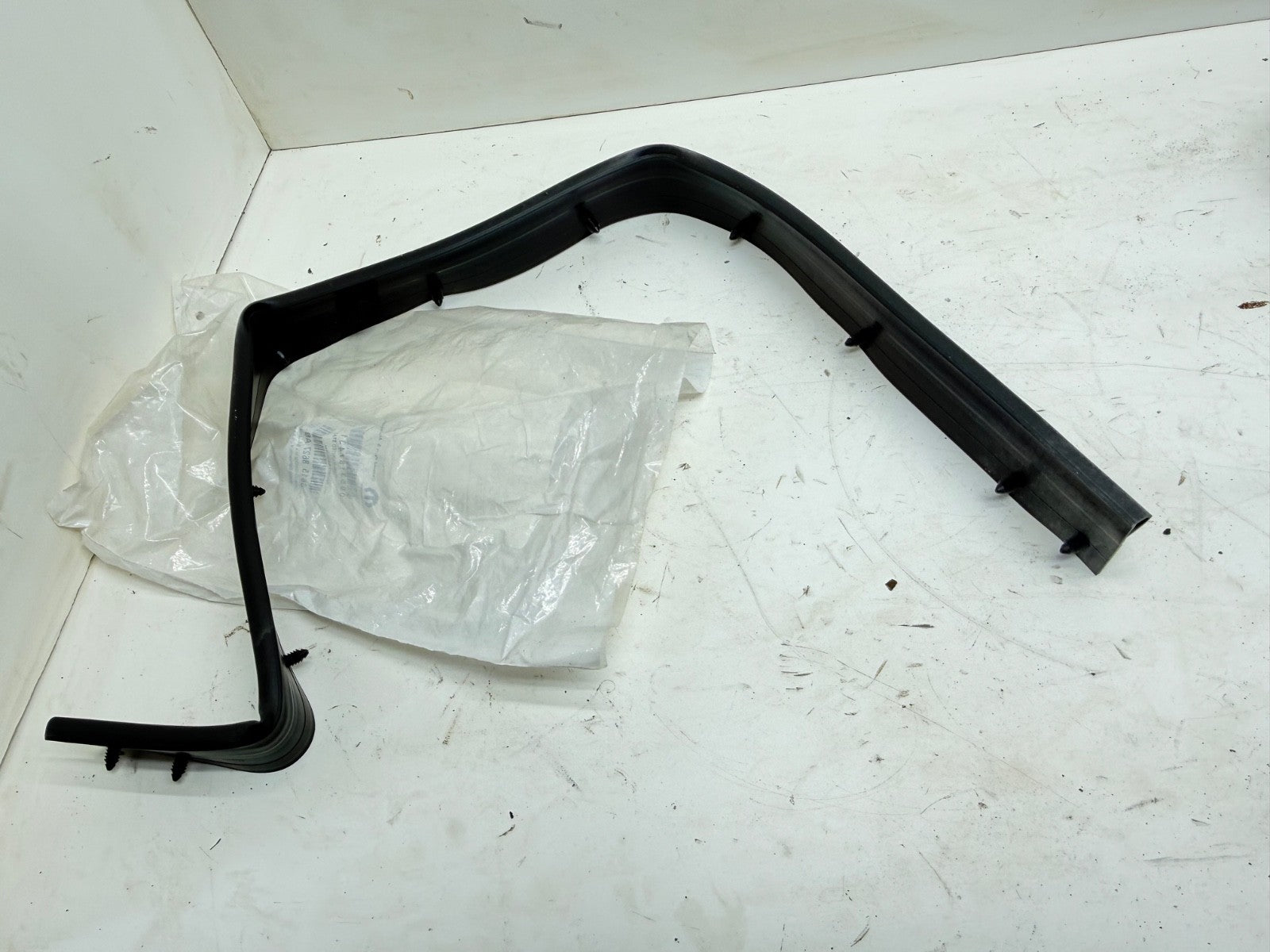 Hood Molding Trim Moulding  Passenger Right Side Hand 68158627AB for Ram 1500